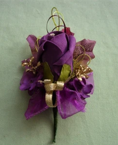 NEW CORSAGE AUBERGINE ROSE/GOLD BRIDE MUMS BUTTONHOLE WEDDING ANNIVERSARY FLOWER - Picture 1 of 4