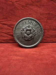 Placa de rosa Yorkshire hecha con carbón británico por Unity Gifts - Imagen 1 de 1