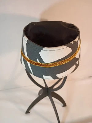 Corona africana hecha a mano Kufi. Hecho en algodón blanco y negro. Acento dorado metálico Foto 1 de 4