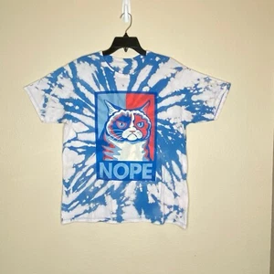 Camisa The Grumpy Cat Tie Dye Azul “Nope” Gráfico Informal Camiseta Para Hombre Talla Grande - Imagen 1 de 6