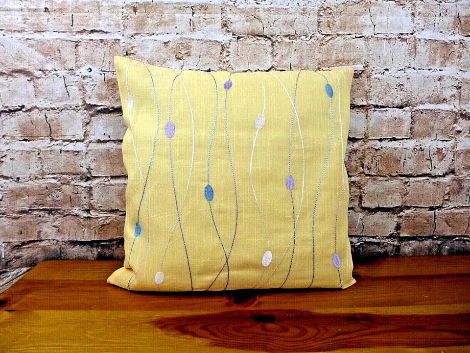 Kissen Kissenhülle Hausen 40 x 40 cm gelb  Muster mehrfarbig bestickt - Bild 1 von 1