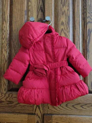 Kate Spade Rosetta Rossa Puffer Giacca Cappotto 12 Mesi Cappuccio Rimovibile. Nuovo senza etichette