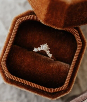 Alianza de boda baguette y moissanita corte redondo de 1,0 quilates de oro rosa macizo de 14 quilates Foto 1 de 4