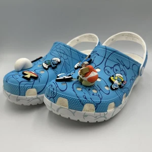 Crocs Schlümpfe Classic Clog - Mushroom House - 2110820-90H - Erwachsene **NEU** - Bild 1 von 12