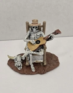 Lemax Spooky Town - Skeleton Playing Guitar w/ Bull Skull Retired - Bild 1 von 12