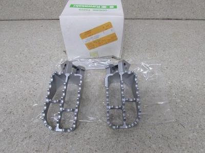 NOS 97-01 KAWASAKI KX125 KX250 OEM ESTRIBERAS IZQUIERDA Y DERECHA REPOSAPIÉS 34028-5021 Foto 1 de 2