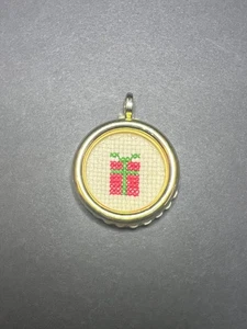 VTG 1970s Handmade Grannycore Cross Stitch Round Christmas Present Gft Ornament - Picture 1 of 3