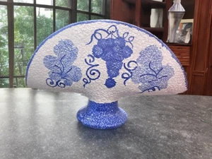 Porta servilletas abanico cerámica esmaltada de colección hecho a mano blanco y azul - Imagen 1 de 5