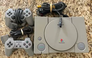Play Station 1 con 2 controller cavo di alimentazione cavi Av SCPH-7501 non testato - Foto 1 di 9