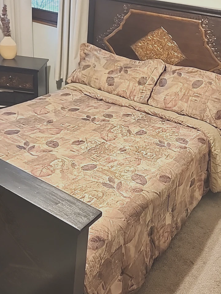 Edredón Croscill Memoirs King Shams Cordón Dorado Hojas Escritura Pergamino Malva Salvia Foto 1 de 4