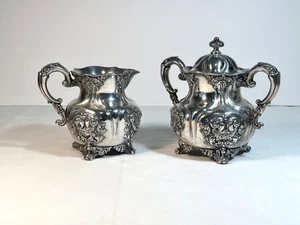 Vintage Meriden Silver Plate Creamer & Sugar Ornate Embossed Repousse Footed - Picture 1 of 7