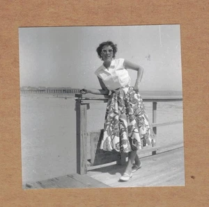 Vintage Foto einer Frau im Blumenrock auf einem Angelsteg - Bild 1 von 1
