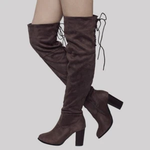 QUPID: Botas apiladas con cordones en la espalda elásticas sobre la rodilla topo - Talla 6 - Imagen 1 de 11
