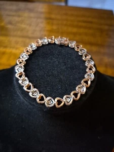 Pulsera estilo tenis 28 corazones eslabones cobre dos tonos metal San Valentín pulsera - Imagen 1 de 18
