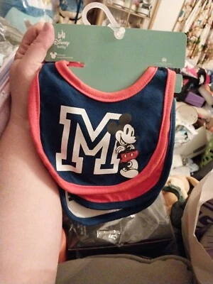 Paquete de tres baberos baberos de Mickey Mouse para bebé Disney. 100% algodón nuevo con etiquetas. Azul/Rojo. Foto 1 de 3