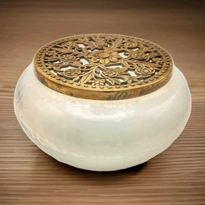 Antiguo tarro opalescente de vidrio con leche en polvo de latón ornamentado calado tapa floral años 20  - Imagen 1 de 9