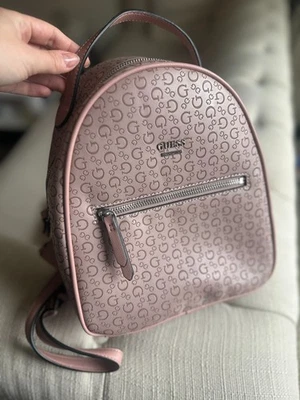 Mini mochila pequeña Guess color rosa claro con estampado de logotipo Foto 1 de 4