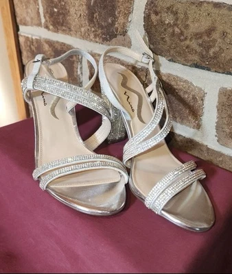 Sandalias formales de tacón Nina Sabetha para mujer talla 7,5 plateadas con estrás Foto 1 de 4
