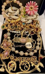 Lotto bigiotteria costume vintage! MONET, TRIFARI e altro ancora! - Foto 1 di 5