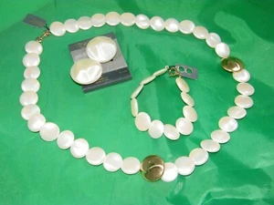 TRIFARI FAUX FLAT PEARL NECKLACE BRACELET AND LARGE BAROQUE CLIP EARRINGS - Picture 1 of 9