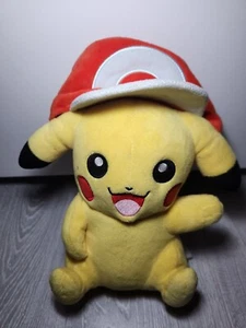 Pokemon Pikachu mit Aschekappe Mütze Plüsch weich Kuscheltier Baseballkappe 2017 Tomy - Bild 1 von 6