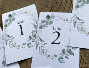 MESA NÚMEROS DE MESA CORONA DE EUCALIPTO A6 tarjetas verde follaje dorado rústico boda - Imagen 1 de 11