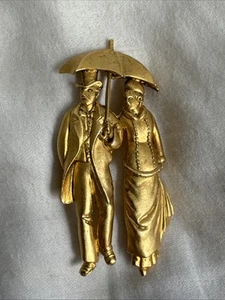 MULTILANA AIC GOLD TONE COUPLE UNDER UMBRELLA PIN BROOCH Signed Vintage - Picture 1 of 2