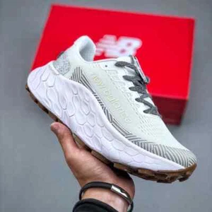 Scarpe da jogging NB Fresh Foam X More Trail V3 tempo libero beige/bianco NUOVE - Foto 1 di 1