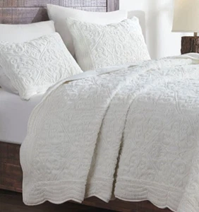BEAUTIFUL WEDDING SCROLL WHITE 3pc Queen COVERLET SET : ASTER FAUX FUR QUILT - Picture 1 of 7