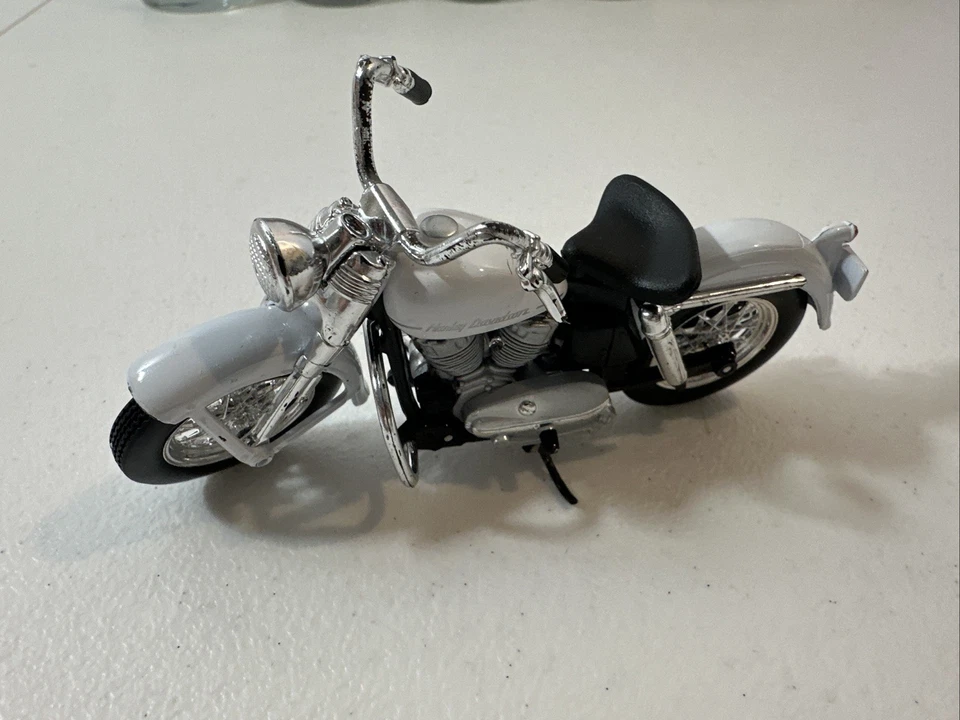 Harley Davidson Maisto modelo K 1952 blanca (37) escala 1:18 Foto 1 de 4