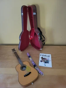 American Girl im Ruhestand Puppengröße Akustikgitarre Set Koffer Buch Musik  - Bild 1 von 8