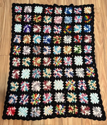 Manta afgana cuadrada abuela hecha a mano de colección ganchillo 36” x 48” multicolor negra Foto 1 de 3