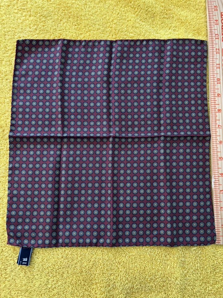 Cuadrado de bolsillo de seda Altea Milano Borgoña con puntos impresos de 12,5" hecho a mano en Italia Foto 1 de 4