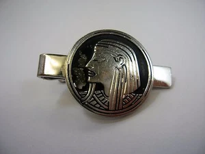 Clip de barra de corbata vintage: tema egipcio egipcio (falta algo de pintura) tono plateado - Imagen 1 de 4