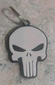 White Punisher Skull Black Eyes Key Chain - Foto 1 di 1