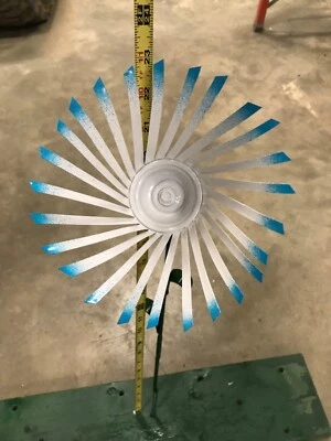 Todo Metal Blanco/Azul Flor Hogar Jardín Estaca Patio Arte Césped Adorno 22" Alto Foto 1 de 3