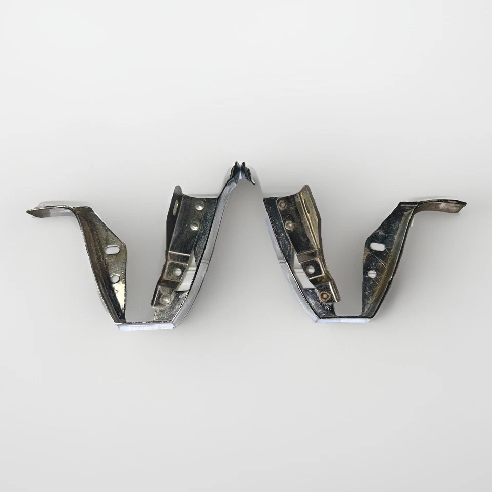 1968-1969 Lincoln Continental Turn Signal Trim LH & RH “horseshoe” - Imagem 1 de 4