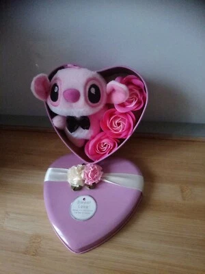 Peluche Angel de Lilo et Stitch boîte cœur roses Disney - Photo 1/3