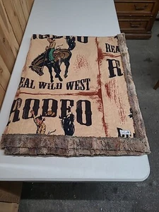 Coperta da lancio The Handmade Heifer The Real Wild West Rodeo Minky 52" X 70"-J - Foto 1 di 3
