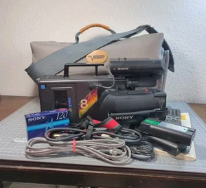 Vintage Sony CCD-V8AF 8mm Video 8 Video Camera Recorder Bundle - Picture 1 of 24