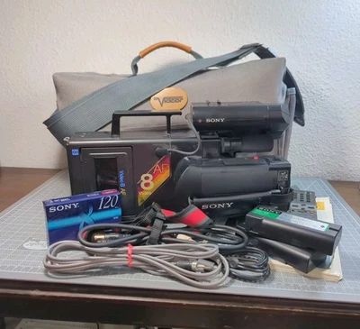 Vintage Sony CCD-V8AF 8mm Video 8 Video Camera Recorder Bundle - Image 1 of 4