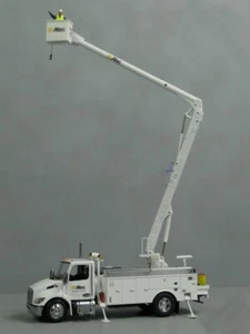 CAMIÓN DE SERVICIO AÉREO 1:32 DM PETERBILT 536 con máquina modelo fundido a presión Altec AA55 - Imagen 1 de 16