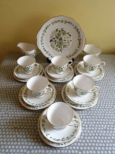 Vintage Colclough Green Poppies. 6 x Trios Cup, Saucer & Plate + Sandwich Plate - Picture 1 of 12
