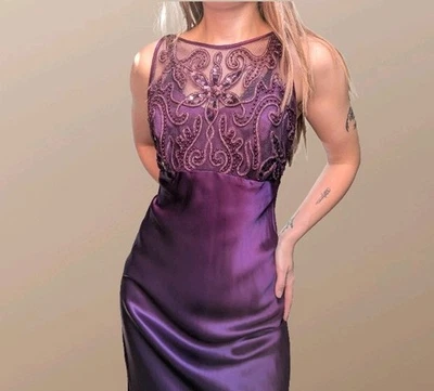 Vestido de graduación vintage años 90 Steppin' Out púrpura con cuentas satinado con escote alto 8 Foto 1 de 4