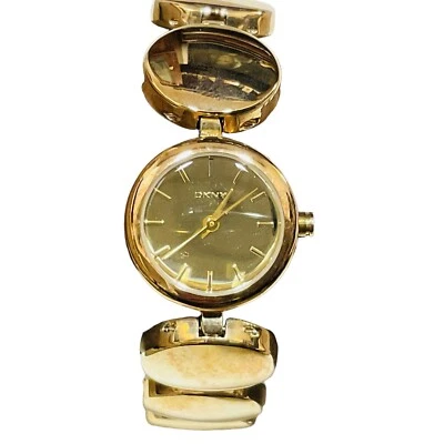 Relógio de pulso feminino DKNY rotunda pulseira tom dourado NY8867 sem bateria - Imagem 1 de 4