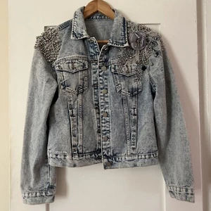 Chaqueta de Jeannim de lavado ácido adornada rosa talla L de los 80 Designs - Imagen 1 de 12