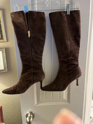 ANNE KLEIN Botas de Gamuza Marrón Dorado con Cremallera, Tacón Med Punta. Talla 8,5 Med. Foto 1 de 4