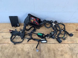 Fiat 500X 2016-2018 motor de 2,4 L debajo del capó caja de relé de fusibles con arneses de cableado OEM - Imagen 1 de 12