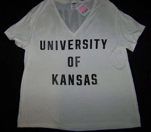 Camisa Victoria's Secret ROSA Universidad de Kansas Cuello en V Nueva con Etiquetas Mediana - Imagen 1 de 2