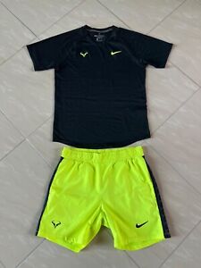 #2297 MEN'S NIKE TENNIS COURT SET SIZE SMALL SHORT AND T SHIRT